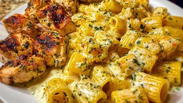 Cheesy Garlic Butter Chicken Rigatoni in Creamy Alfredo Sauce